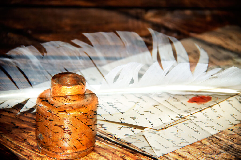 Buch mit Feder und Tintenfass